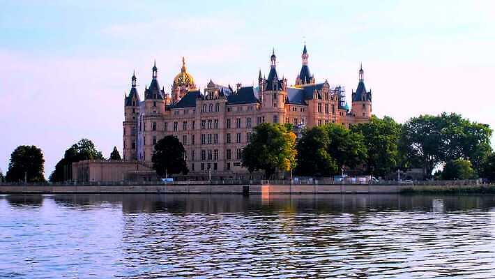 구름 유럽 호수 여행 건축양식 자연 하늘 주택 독일 사람없음 건물 물 여름 파란색 반사 교회 탑 궁전 낭만 도시 역사 재산 국회 랜드마크 르네상스 명승지 수도권 옛날 4K MOV 해외동영상 클립영상 자연요소 건축물 계절 건축 나라 컬러 컨셉 고건축 종교건축 풍경 금융 생태계 지역 동영상 파일형식