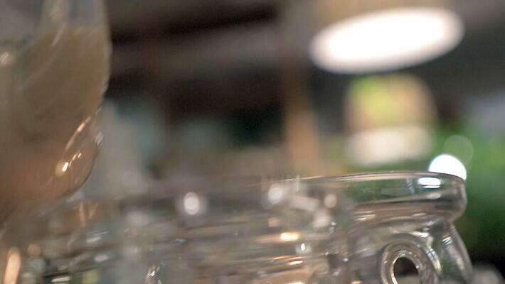 전통 손 여자 음료 유리 탁자 사람없음 신체부위 컵 빛 식당 카페 우유 흰색 뜨거움 붓기 찻주전자 인도인 허브 향신료 서빙 마살라 4K MOV 해외동영상 클립영상 외국인 식물 식기 컬러 가구 모션 재질 주전자 유제품 사람 동양인 상점 동영상 향미료 파일형식