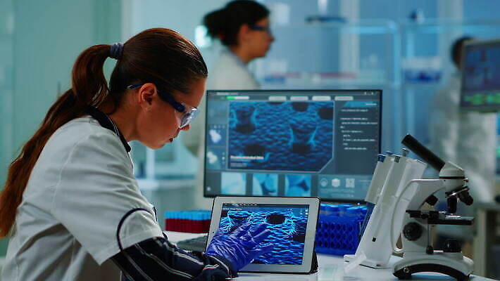 직업 과학 건강 병원 현미경 실험 컴퓨터 알약 약 장비 의사 가리킴 실험복 업무 기술자 엔지니어 실험실 바이러스 어플리케이션 생명공학 연구원 과학자 분석 동료 생물학 하이테크 미생물 개발 백신 화학물질 화학자 4K MOV 해외동영상 클립영상 교육 컨셉 의학 관계 생물 기술 실험기구 손짓 전자제품 의료진 가운 작업 화학 동영상 학자 파일형식