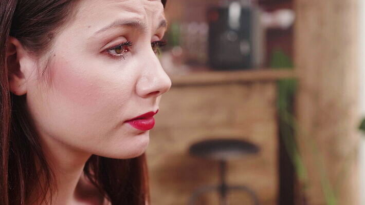 백인 여자 감정 얼굴 사람 사람없음 고통 슬픔 흰색 표현 좌절 떨어짐 울음 속눈썹 눈물 불행 부정적 비극 우울증 적자 남용 4K MOV 해외동영상 클립영상 서양인 컬러 컨셉 표정 신체부위 질병 눈썹 동영상 파일형식