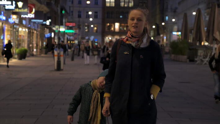 백인 손 유럽 아들 어린이 2 가족 엄마 거리 사람 소년 성인 야외 쇼핑 상점 산책 잡기 도시 보행자 비엔나 오스트리아 시장 야간 저녁 상업 지역 소매 4K MOV 해외동영상 클립영상 자연요소 서양인 남자 나라 관계 모션 휴식 신체부위 동영상 파일형식