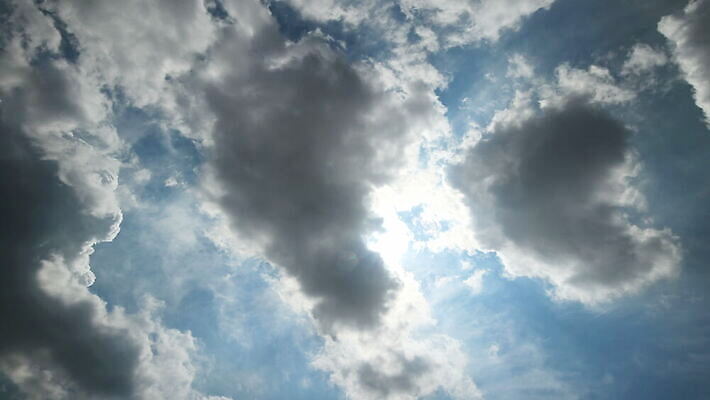 구름 컬러 백그라운드 자연 하늘 날씨 풍경 사람없음 야외 가로 여름 파란색 빛 햇빛 태양 우주 환경 흰색 전원 분위기 장면 천국 솜털 스카이라인 내추럴 오존 적란운 천창 유일 4K 타임랩스 MOV 해외동영상 클립영상 자연요소 계절 컨셉 촬영기법 전기에너지 생태계 동영상 파일형식 구름_자연