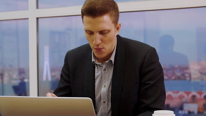 백인 직업 라이프스타일 남자 백그라운드 컨셉 비즈니스 창문 노동자 스트레스 직장 실내 피곤 한명 사람 앉기 성인 노트북 컴퓨터 사무실 공책 슬픔 업무 작업 직장인 비즈니스맨 좌절 저녁 집중 책상 경영자 업무과다 문제 야근 심각 우울증 MOV 해외동영상 클립영상 서양인 1 감정 가구 회사 모션 문구용품 내부 생활 전자제품 질병 야간 리더 동영상 파일형식