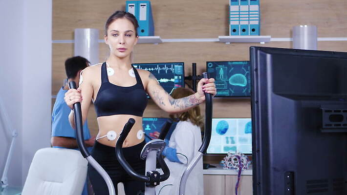 직업 과학 건강 병원 여러명 운동복 컴퓨터 달리기 운동 약 건강관리 스크린 모니터 장비 센터 실험실 연습 측정 시설 하이테크 달리기선수 4K MOV 해외동영상 클립영상 옷 다수 의학 모션 기술 실험 관리 사람 전자제품 육상선수 동영상 파일형식