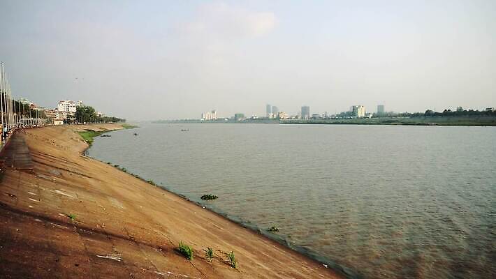 외관 아시아 문화 여행 건축양식 하늘 휴가 조명 사람 동양인 사람없음 물 강 맑음 금지 도시 보트 강가 캄보디아 내추럴 메콩강 4K MOV 해외동영상 클립영상 자연요소 건축 나라 배_교통 날씨 인종 동영상 파일형식