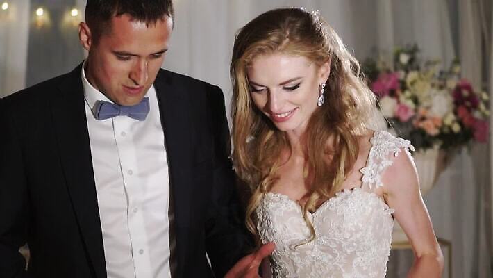 백인 커플 드레스 여자 남자 음식 조각 신랑 결혼 신혼부부 결혼식 디저트 실내 사탕 텐트 사랑 두명 여름 노란색 귀여움 케이크 저녁식사 흰색 축하 가운 야간 저녁 자르기 웨이터 접수 MOV 해외동영상 클립영상 자연요소 서양인 직업 부부 옷 계절 감정 컬러 컨셉 관계 모션 캠핑도구 사람 이벤트 내부 식사 신혼 동영상 파일형식