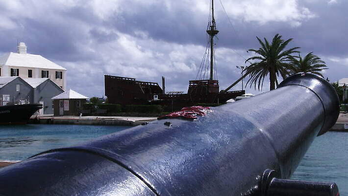 해외 바다 섬 여행 건축양식 자연 휴가 영국 협상 풍경 사람없음 건물 여름 여행객 침묵 최고 만 보트 역사 산호초 조선소 박물관 함선 영토 해군 타운 대포 대서양 다도해 랜드마크 식민지 이국적 파라다이스 4K MOV 해외동영상 클립영상 건축물 계절 건축 유럽 산업 무기 배_교통 비즈니스 군대 사람 소리 도시 수중식물 생태계 동영상 파일형식