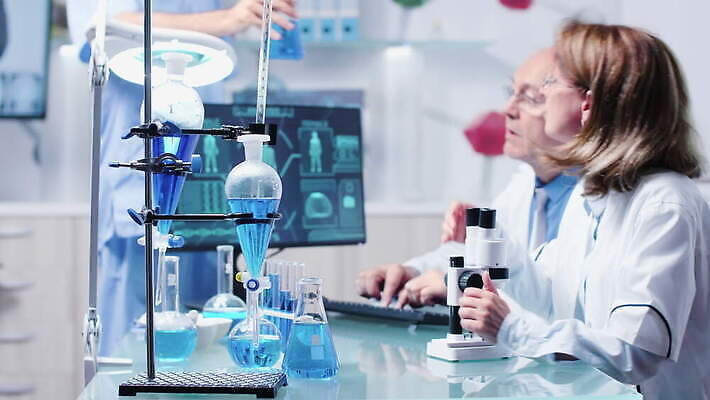 직업 여자 남자 산업 과학 건강 현미경 실험 사람 사람없음 스터디 컴퓨터 약 스크린 장비 의사 코트 업무 작업 그룹 센터 실험실 연구원 과학자 분석 시설 생물학 튜브 공학 발견 조제 개발 돌봄 백신 유전 화학자 4K MOV 해외동영상 클립영상 교육 컨셉 의학 모션 실험기구 전자제품 학습 외투 의료진 만들기 동영상 학자 파일형식