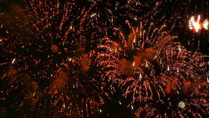 외관 기념일 행복 컬러 백그라운드 크리스마스 하늘 불 추상 휴가 불꽃 전등 기념 폭죽 불꽃놀이 이벤트 사람없음 물 빛 컬러풀 파티 검은색 축제 어둠 축하 생일 야간 저녁 파열 카운트다운 효과 4K MOV 해외동영상 클립영상 자연요소 감정 컨셉 무늬 놀이 조명 동영상 파일형식