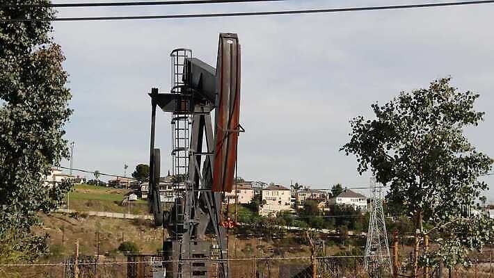 산업 비즈니스 천사 사람없음 울타리 미국 힘 기계 장비 에너지 업무 재산 제조 기름 휘발유 석유 소프트포커스 발굴 시설 파이프 캘리포니아 연료 가스 무거움 잭 세대 펌프 로스앤젤레스 디젤 압력 조작 파이프라인 공급 4K MP4 해외동영상 클립영상 음식 북아메리카 촬영기법 금융 담장 작업 무게 파이프_관 동영상 파일형식