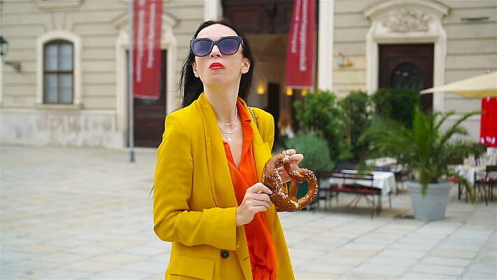 백인 전통 공원 유럽 문화 음식 빵 여행 휴가 거리 갈색머리 한명 사람 야외 유행 여행객 축제 빵집 껍질 신선 도시 비엔나 오스트리아 시장 우아함 맛 굽기 먹기 심볼 속도 반죽 소금 길거리음식 절임 짠맛 페스츄리 바이에른 스타일 브레첼 MOV 해외동영상 클립영상 서양인 1 헤어스타일 공공시설 나라 컨셉 모션 디저트 독일 상점 구이 동영상 파일형식