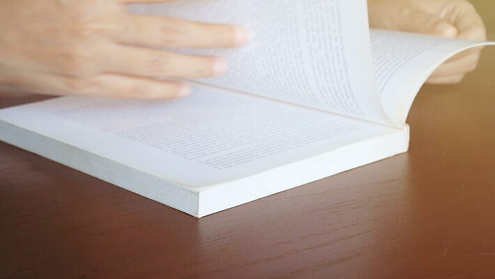 학생 손 교육 종이 텍스트 교실 학교 탁자 수업 한명 목재 책 스터디 햇빛 성경 줄무늬 시험 모임 오픈 가르침 도서관 강의 읽기 교과서 통로 대학교 문서 문학 페이지 시트 멍청이 세미나 출판 4K MOV 해외동영상 클립영상 나무 1 가구 무늬 재료 종교용품 모션 교재 사람 신체부위 학습 태양 동영상 파일형식