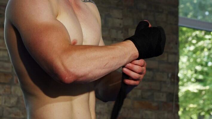 직업 라이프스타일 스포츠 신체 건강 한명 힘 주먹 권투 덮개 펀치 폭력 보호 보디빌딩 준비 체육관 싸움 근육질 운동가 챔피언 포장소품 필승 자극 종합격투기 4K MOV 해외동영상 클립영상 1 컨셉 포장 모션 근육 사람 생활 헬스 격투기 뚜껑 우승 사회이슈 몸매 오브젝트 동영상 포장재료 파일형식