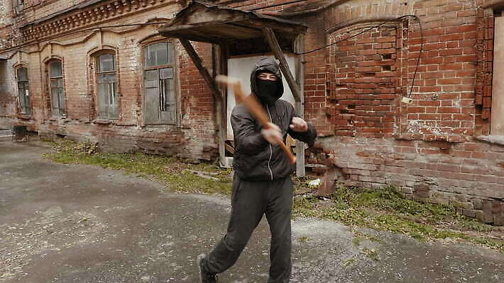 응시 남자 감정 무기 거리 가면 한명 사람 야외 건물 운동 검은색 힘 덮개 분노 도시 폭력 범죄 위험 공격 연습 싸움 박쥐 깡패 나쁜 공격적 4K 락다운 MOV 해외동영상 클립영상 1 건축물 시선 컬러 컨셉 포유류 모션 건강 뚜껑 사회이슈 동영상 파일형식