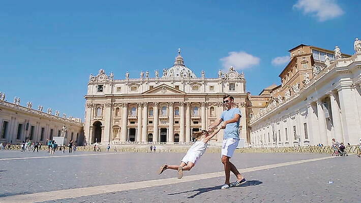 백인 라이프스타일 행복 유럽 종교 여행 건축양식 가족 휴가 사람 두명 건물 성당 교회 여행객 카메라 이탈리아 골동품 도시 역사 아빠 셀프카메라 로마 검색 그림 휴양지 정사각형 방문 랜드마크 로마인 바실리카 소셜네트워크 원형극장 MOV 해외동영상 사도궁 클립영상 도형 서양인 건축물 건축 감정 나라 관계 종교건축 인종 생활 전자제품 사진촬영 궁전 장소 극장 동영상 바티칸 파일형식