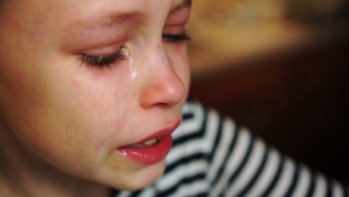 백인 드레스 감정 얼굴 어린이 엄마 한명 청춘 금발 줄무늬 고통 흐름 슬픔 물방울 표현 좌절 상처 울음 무서움 눈물 문제 턱 나쁜 걸음마 우울증 억울 남용 MP4 해외동영상 클립영상 서양인 1 헤어스타일 옷 컨셉 무늬 가족 모션 표정 사람 신체부위 질병 동영상 파일형식