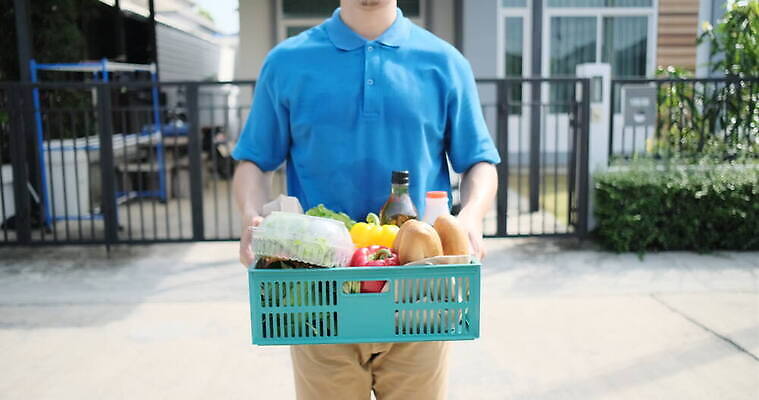 직업 라이프스타일 잡화 남자 음식 유니폼 채소 가방 과일 재료 거리 주택 건강 한명 사람 초록색 쇼핑 상자 바구니 상점 표현 신선 업무 시장 배달원 구매 상품 나무상자 고객 서비스 주기 유기농 패키지 질서 소매 온라인 슈퍼마켓 체크아웃 안락 4K MOV 해외동영상 클립영상 1 웰빙 옷 컬러 컨셉 모션 건물 생활 예절 작업 동영상 파일형식