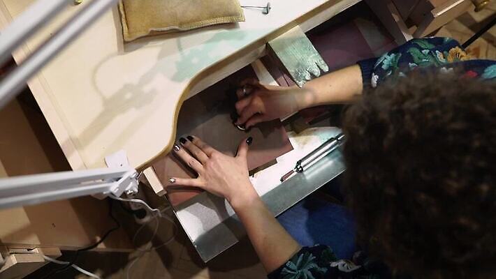 백인 직업 손 디자인 산업 장신구 공장 노동자 기술 관리 창조 빛 금속 장비 공구 반지 잡기 업무 작업실 황금 고급 수리 제조 은색 상품 보석 만들기 다이아몬드 광택 고정 닦기 판화 공예가 백금 MOV 해외동영상 클립영상 서양인 컬러 컨셉 공업 모션 재질 미술 신체부위 도구 작업 광석 동영상 파일형식