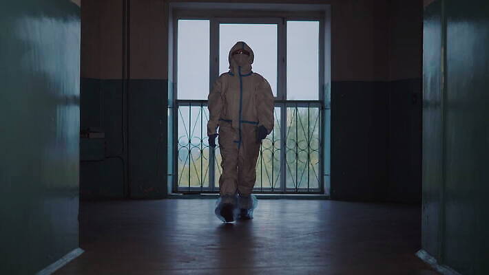 직업 산업 장갑 컨셉 유니폼 건강 병원 실험 작업복 가면 한명 안전 정장 약 건강관리 장비 의사 흰색 긴급 홀 환경오염 실험실 바이러스 보호 질병 보호장비 과학자 감염 돌봄 전염병 코로나바이러스 4K MOV 해외동영상 클립영상 1 잡화 옷 컬러 과학 의학 모션 관리 사람 공간 의료진 동영상 학자 파일형식