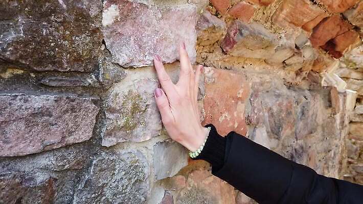 백인 라이프스타일 여자 벽 여행 건축양식 휴가 한명 사람 풍경 성인 야외 건물 여름 여행객 바위 도시 성 중세 역사 재산 천연기념물 옛날 4K MOV 해외동영상 클립영상 서양인 1 건축물 계절 건축 생활 금융 돌_바위 동영상 파일형식