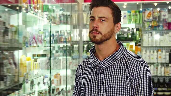 1 응시 남자 셔츠 수염 갈색머리 건강 관리 한명 사람 성인 알약 약 상점 고통 환자 마사지 사찰 약국 고객 직원 상담 두통 조제 관심 마약 싫은 인원 편두통 혼자 화학약품 4K MOV 해외동영상 클립영상 헤어스타일 시선 감정 상의 의학 종교건축 화학 질병 만들기 동영상 물질 파일형식