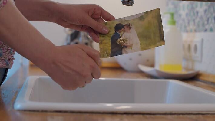 백인 커플 여자 감정 결혼 가족 관계 불 남편 스트레스 실내 관리 두명 주방 대립 분노 짜증 아내 닫기 충돌 싱크대 싸움 문제 라이터 연소 부정적 소셜 위기 이슈 이혼 트러블 4K MP4 해외동영상 클립영상 자연요소 서양인 모션 사람 이벤트 내부 개수대 동영상 파일형식