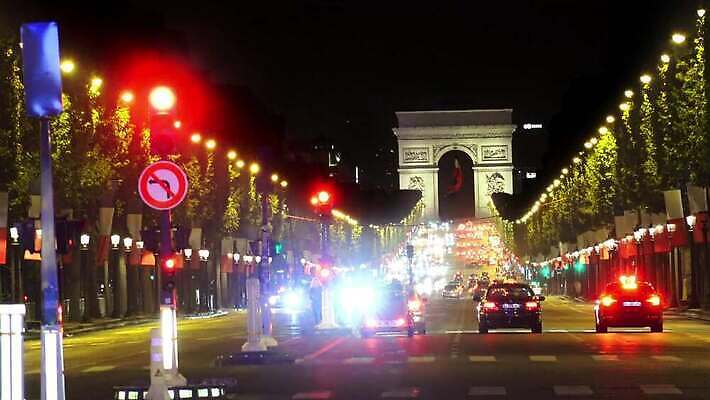 유럽 도로 길 여행 건축양식 자동차 전등 거리 사람없음 야외 가로 파란색 빛 도시풍경 황혼 일몰 산책로 프랑스 도시 역사 야간 저녁 교차로 아치 기념물 재택근무 빛망울 천연기념물 프랑스어 나폴레옹 랜드마크 파리(프랑스) 4K MP4 해외동영상 클립영상 자연요소 문자 건축 나라 육상교통 컬러 비즈니스 교통시설 조명 풍경 노을 동영상 파일형식