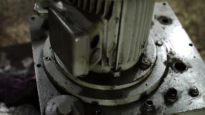 라이프스타일 디자인 산업 부분 노동자 사람없음 야외 금속 기계 견과류 골동품 공구 나사 스패너 작업 거친 수리 닫기 서비스 질감 복고 볼트 유지 구식 옛날 조이기 MOV 해외동영상 클립영상 직업 모션 재질 생활 도구 동영상 파일형식