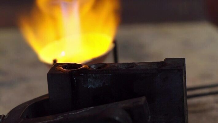 직업 디자인 산업 장신구 탁자 불 노동자 기술 사람없음 노란색 금속 장비 도구 공구 반지 작업 뜨거움 작업실 황금 고급 제조 은색 상품 보석 버너 만들기 난방 공예가 대장장이 백금 솜씨 핸드메이드 화상 MOV 해외동영상 클립영상 자연요소 컬러 가구 컨셉 모션 재질 상처 광석 동영상 파일형식