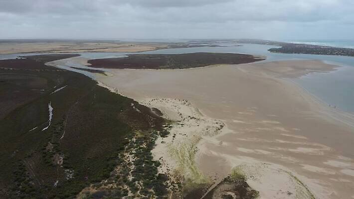 구름 모래 바다 여행 패턴 자연 하늘 안테나 풍경 사람없음 초록색 물 파란색 강 갈색 환경 호주 드론 주입구 4K MP4 해외동영상 클립영상 자연요소 컬러 무늬 통신 오세아니아 생태계 동영상 파일형식