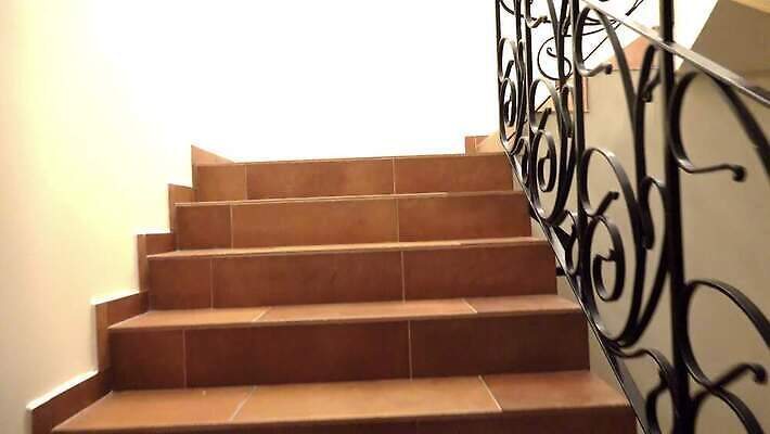 백그라운드 건축양식 호텔 추상 바닥 주택 실내 나선형 사람없음 내부 건물 목재 빛 인테리어 걷기 계단 산책 카펫 램프 고급 우아함 단계 1인칭시점 비어있는 4K MP4 해외동영상 클립영상 나무 건축물 디자인 시선 건축 컨셉 무늬 재료 모션 숙소 휴식 조명 동영상 파일형식