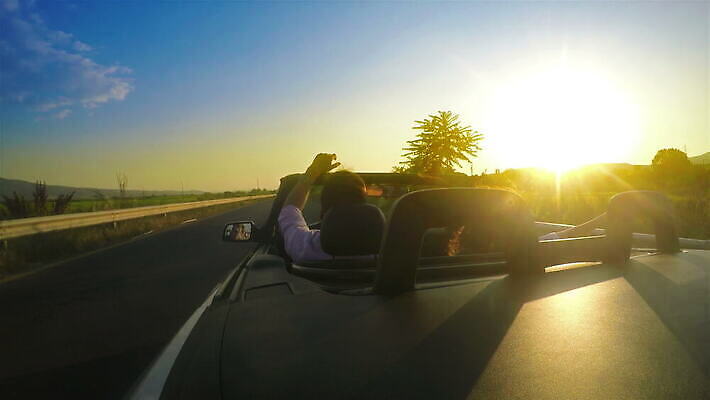 라이프스타일 커플 여자 행복 도로 여행 자동차 휴가 갈색머리 미소 사람 사람없음 야외 여름 친구 햇빛 태양 파티 일몰 기쁨 꿈 운전 운전사 고급 오픈카 자동 4K MOV 해외동영상 클립영상 자연요소 직업 헤어스타일 계절 감정 길 육상교통 컨셉 관계 교통시설 모션 승용차 표정 이벤트 생활 노을 동영상 파일형식