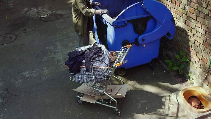 응시 남자 음식 가방 거리 따뜻함 한명 야외 코트 쓰레기통 도시 좌절 쓰레기 가난 만취 먹기 버리기 배고픔 문제 중독 거지 구걸 노숙자 우울증 혼자 자선단체 4K MP4 해외동영상 클립영상 1 시선 잡화 감정 컨셉 모션 사람 외투 그룹 질병 동영상 술취함 자선 파일형식