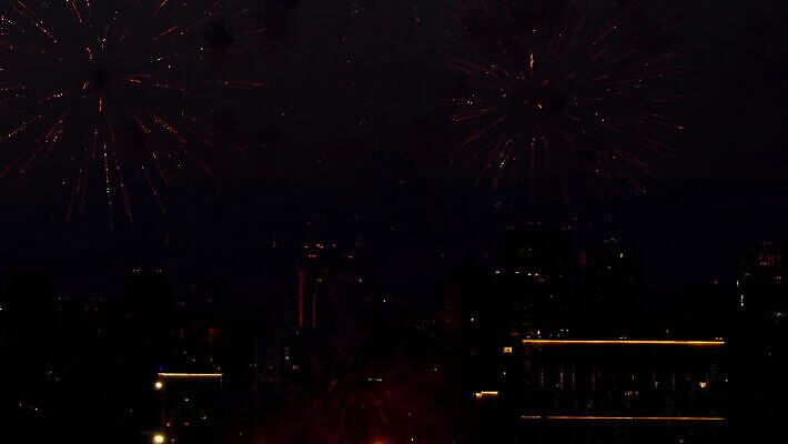 기념일 여행 백그라운드 하늘 불 휴가 불꽃 기념 폭죽 불꽃놀이 이벤트 사람없음 빨간색 물 빛 강 컬러풀 파티 축제 기쁨 축하 도시 야간 저녁 쇼 경례 스카이라인 광 크리스마스이브 4K MOV 해외동영상 클립영상 자연요소 감정 컬러 컨셉 크리스마스 놀이 인사 동영상 파일형식