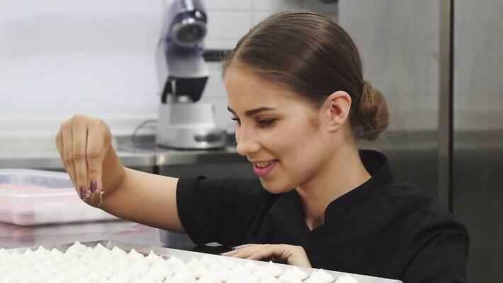 직업 음식 조각 유니폼 재료 성공 디저트 노동자 건강 요리 한명 장식 쿠키 과자 주방 요식업 식당 요리사 카페 빵집 업무 비즈니스우먼 맛 굽기 먹기 종업원 메뉴 유기농 코코넛 레시피 고용 머랭 제빵사 페스츄리 핸드메이드 맛있는 4K MOV 해외동영상 머랭쿠키 클립영상 1 웰빙 옷 여자 산업 빵 컨셉 과일 비즈니스 모션 사람 상점 구직 작업 직장인 구이 동영상 채용 파일형식