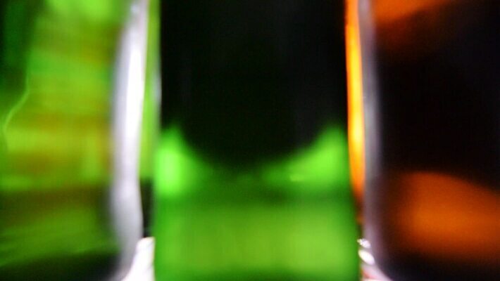 1 라이프스타일 남자 음료 태국 유리 선반 주택 맥주 주류 실내 한명 사람 성인 가로 초록색 주방 얼음 기계 추위 마시기 알코올 신선 잡기 바 오픈 액체 시원함 상쾌 냉장고 중독 냉각기 냉동고 해로움 MOV 해외동영상 클립영상 자연요소 감정 아시아 컬러 가구 컨셉 모션 재질 내부 건물 생활 가전제품 동영상 파일형식