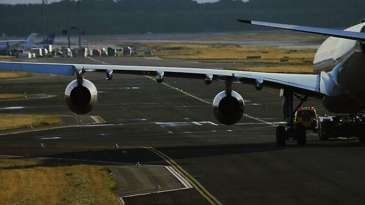 여행 백그라운드 교통시설 모션 자동차 비행기 사람없음 뒷모습 황혼 일몰 당기기 공항 승차 저녁 항공 상업 제트기 승객 견인 엔진 격납고 대패 땅바닥 항공사 4K 지상주행 유도로 MOV 해외동영상 클립영상 산업 육상교통 뷰포인트 교통 항공교통 대중교통 바닥 노을 야간 시설 동영상 파일형식