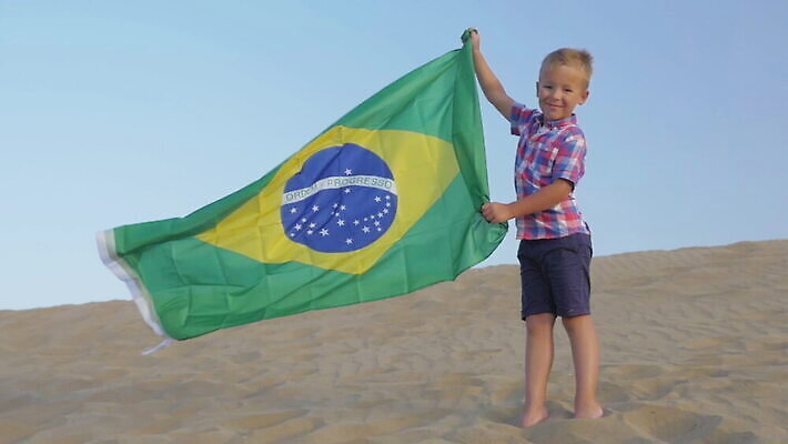 어린이 모래 파도 올림픽 하늘 날리기 바람 사람 소년 사람없음 야외 게임 깃발 부채 심볼 브라질 스카이라인 애국심 2016년 전국 타격 브라질사람 MOV 해외동영상 슬로모션 클립영상 자연요소 남자 스포츠 바다 모션 놀이 날씨 촬영기법 남아메리카 연도 동영상 파일형식