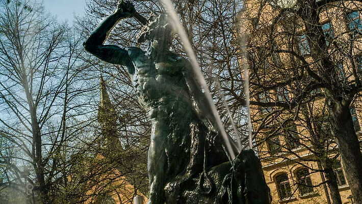 스웨덴 사람없음 물 쇼핑 조각상 용 뱀 도심 속도 분수 싸움 근육질 전사 살인 구시가지 스칸디나비아 스톡홀름 올드타운 4K 타임랩스 MOV 해외동영상 클립영상 자연요소 파충류 모션 근육 촬영기법 북유럽 조형물 도시 범죄 몸매 동영상 파일형식