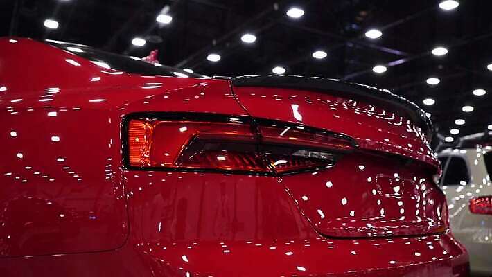 디자인 스포츠 자동차 실내 사람없음 빨간색 문 금속 운전 덮개 고급 우아함 고도 전시회 속도 쇼 라디에이터 배기가스 자동 조율 4K MOV 해외동영상 클립영상 육상교통 컬러 컨셉 모션 재질 내부 전시 뚜껑 동영상 파일형식