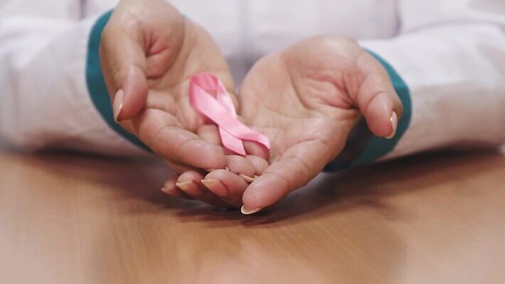 직업 웰빙 여자 캠페인 분홍색 과학 노동자 건강 병원 사람없음 치료 약 희망 활발 의사 업무 질병 가슴 처방 암 외과 기부 10월 돌봄 종양 지원 치료사 헬프 자선단체 4K MOV 해외동영상 클립영상 감정 컬러 컨셉 의학 모션 사람 신체부위 의료진 작업 도움 그룹 날짜 동영상 자선 파일형식