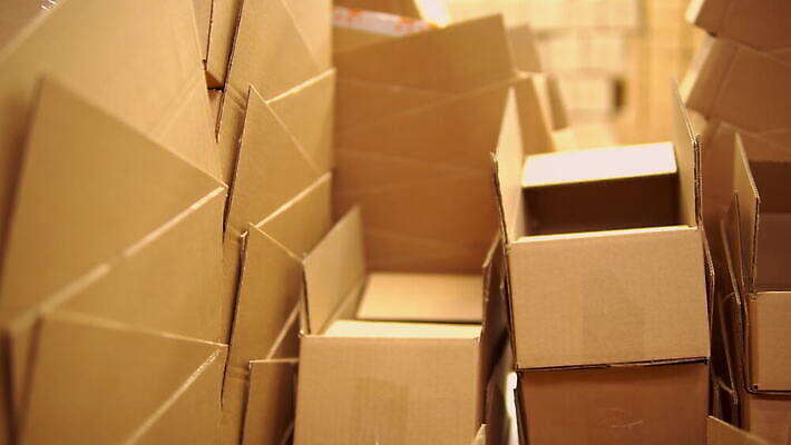 산업 비즈니스 포장 공장 교통시설 모션 실내 사람없음 내부 상자 상점 방 장비 화물 배달원 제조 구매 상품 주식 큼 컨테이너 창고 오브젝트 객실 패키지 수납 질서 소매 주소 물류 짐싸기 판지 방법 분배 공급 많음 블랙프라이데이 4K MOV 해외동영상 클립영상 직업 교통 컨셉 공업 데이이벤트 금융 쇼핑 운송업 예절 크기 시설 동영상 파일형식