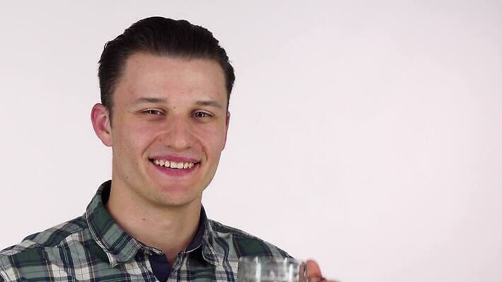 라이프스타일 행복 음료 포옹 휴가 맥주 독일 통 한명 미소 파티 유행 머그컵 마시기 축하 알코올 바 액체 맛 갈증 웨이터 주말 10월 알코올중독 스카우트 양조 양조장 옥토버페스트 바이에른 힙스터 맛있는 4K MOV 해외동영상 클립영상 직업 1 패션 감정 유럽 컨셉 안기 모션 주류 표정 사람 이벤트 생활 컵 날짜 동영상 중독 파일형식