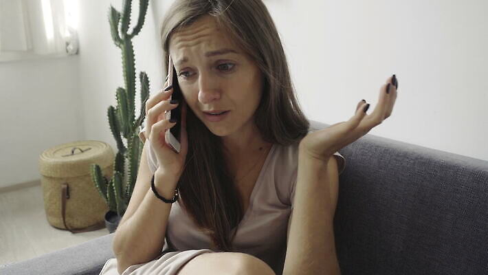 여자 얼굴 통신 모바일 스트레스 주택 세포 대화 한명 사람 스마트폰 핸드폰 외침 분노 짜증 표현 잡기 좌절 울음 충돌 전화기 고민 부름 문제 나쁜 심각 트러블 4K MOV 해외동영상 클립영상 1 감정 컨셉 모션 표정 말하기 건물 신체부위 전자제품 스마트기기 소리 동영상 파일형식