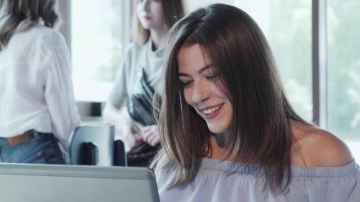 직업 학생 교육 행복 커피 인터넷 비즈니스 사업가 통신 가족 회의 아침 노동자 대화 사람 세명 노트북 스터디 디지털 카페 기쁨 도시 업무 비즈니스우먼 연결 면접 대학교 부름 환영 온라인 동영상 고용 영상통화 프리랜서 힙스터 4G 4K MOV 해외동영상 클립영상 주간 여자 패션 감정 음료 학교 관계 모션 IT 말하기 전자제품 학습 상점 구직 작업 직장인 통화 채용 파일형식