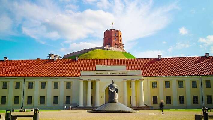 유럽 문화 건축양식 창문 하늘 사람없음 건물 빨간색 조각상 탑 도시 시간 중세 역사 왕 박물관 타운 천연기념물 랜드마크 리투아니아 수도권 옛날 전국 4K 타임랩스 MP4 해외동영상 클립영상 건축물 건축 나라 컬러 촬영기법 조형물 지역 동영상 파일형식
