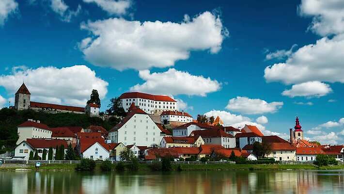 구름 유럽 여행 건축양식 모션 하늘 파노라마 풍경 사람없음 야외 건물 물 파란색 강 도시풍경 햇빛 반사 교회 맑음 도시 성 중세 역사 재산 언덕 타운 랜드마크 슬로베니아 옛날 4K 타임랩스 MP4 해외동영상 클립영상 자연요소 건축물 건축 나라 컬러 종교건축 날씨 촬영기법 금융 태양 동영상 파일형식