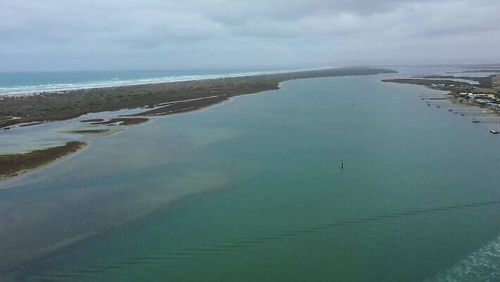 구름 바다 섬 여행 자연 하늘 날씨 안테나 풍경 사람없음 야외 건물 초록색 물 파란색 강 갈색 환경 회색 흰색 보트 콘센트 호주 전기에너지 땅 포트 동영상 드론 주입구 4K MP4 해외동영상 클립영상 자연요소 건축물 컬러 배_교통 통신 에너지 오세아니아 생태계 파일형식