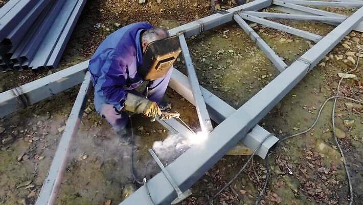 식물 직업 산업 선 공장 불꽃 노동자 가면 한명 안전 건물 빛 금속 장비 공구 손전등 업무 뜨거움 작업실 수리 연기 제조 헬멧 가스 공학 내추럴 용접 용접공 조작 철강 4K MP4 해외동영상 클립영상 1 건축물 교육 공업 재질 불 조명 사람 도구 작업 보호장비 동영상 파일형식