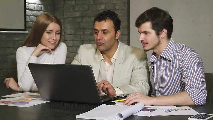 직업 라이프스타일 남자 인터넷 회사 비즈니스 CEO 통신 성공 협력 사람 세명 노트북 컴퓨터 사무실 비즈니스맨 대표 종업원 무선전화기 동료 보고서 온라인 경영 고용 인턴쉽 프로젝트 콜라보레이션 4G 4K MOV 해외동영상 클립영상 컨셉 관계 IT 생활 전자제품 구직 직장인 전화기 동영상 채용 파일형식